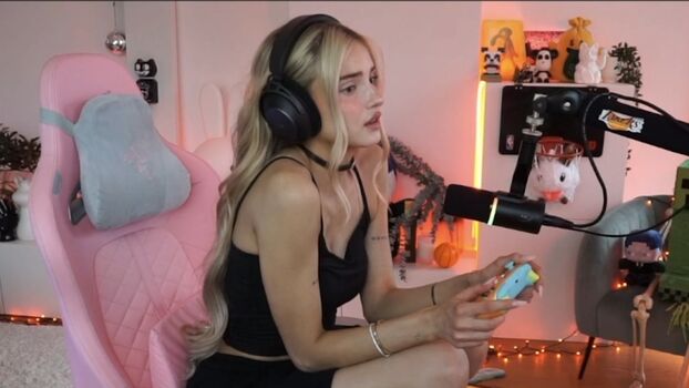 🔥 Honeypuu leaked private photo uncensored full